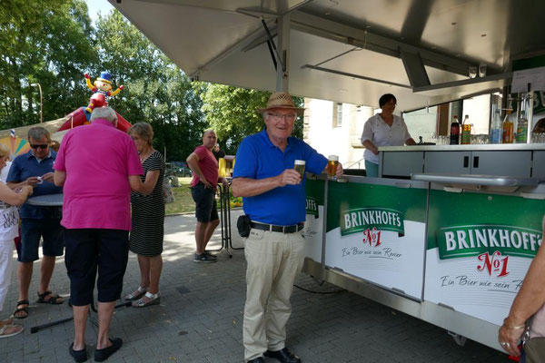 Biertransorteur für durstige Seelen in der heißen Würstchenbude