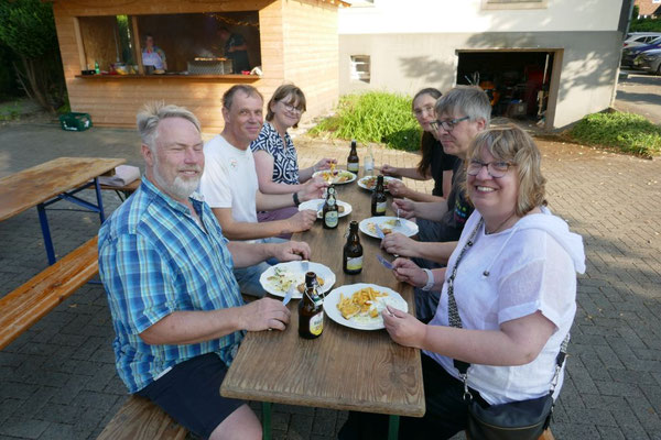 Das Foto zeigt Gäste beim Verzehr des Grillguts
