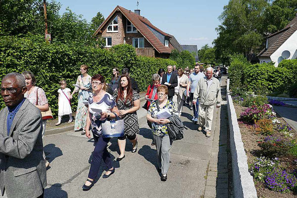 Prozession zur Statio auf dem Friedhof