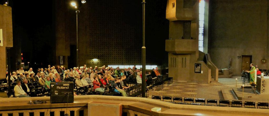 Während der Hl. Messe im Mariendom zu Neviges