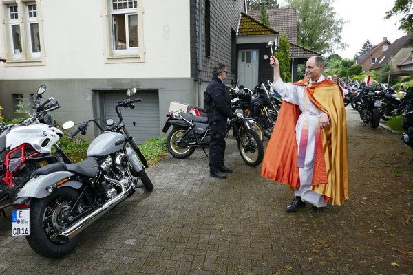Segnung der Motorräder auf dem Kirchplatz