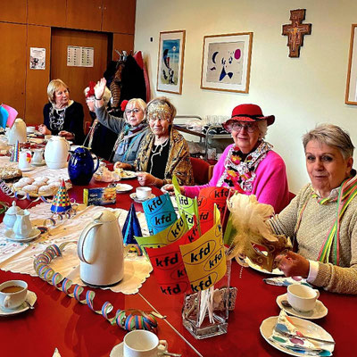 Foto anwesender, arnevlistisch gekleideter Damen