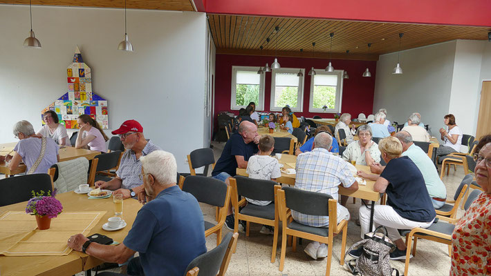 Kaffee und Kuchen im Gemeindeheim