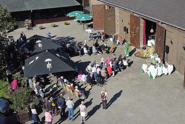 Hl. Messe im Innenhof des Wasserschlosses Kemnade