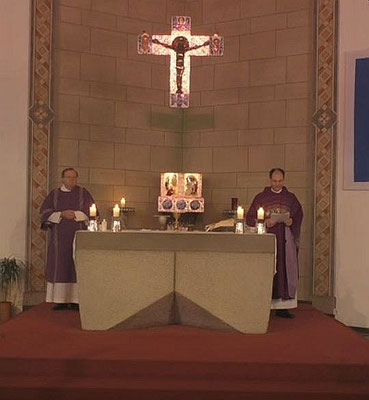Pfarrer Holger Schmitz und Diakon Thomas Becker am Altar