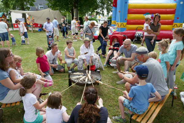 Stockbrotbacken beim Gemeindefest 2017