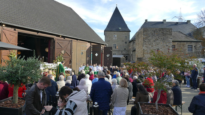 Gut gefüllter Innenhof auf Haus Kemnade