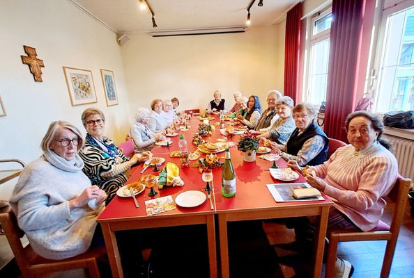 Beim Zusammensein nach der Rosenkranzandacht
