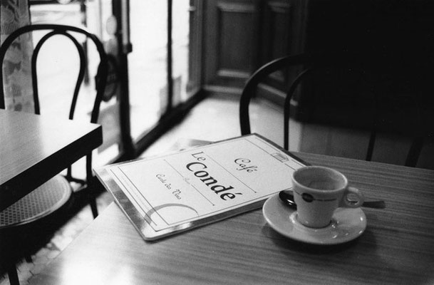 Im Café der verlorenen Jugend, das Le Condé / Paris, Rive Gauche (Analogfotografie auf Ilford Delta 400, Nikon EM)