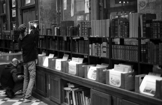 Früh vor der Librairie du Passage / Paris, Passage Jouffroy (Analogfotografie auf Kodak T-Max 400, Nikon FG)