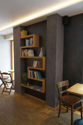 Cafe Fama Bücherregal