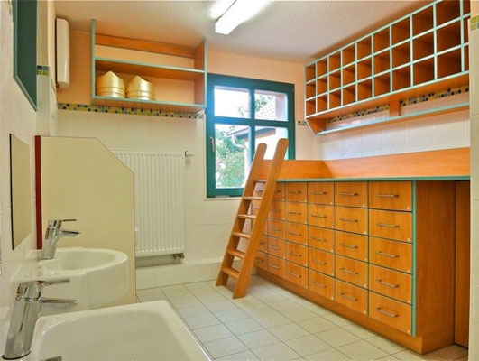 Wickelschrank mit Leiter
