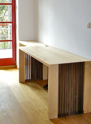 Schreibtisch