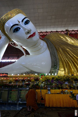 Reclining Buddha at Chauk Htat Gyi Pagoda / Chaukhtatgyi Buddha Temple [Yangon/Myanmar]