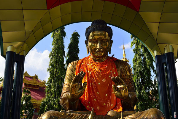 Buddha statue at Botataung Pagoda [Yangon/Myanmar]