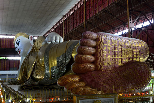 Reclining Buddha at Chauk Htat Gyi Pagoda / Chaukhtatgyi Buddha Temple [Yangon/Myanmar]