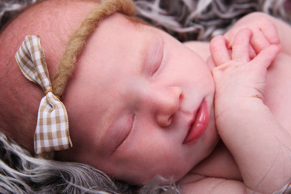 Neugeborenenfotografie Newborn von Vajus Fotografie Fotos in Kerpen Frechen Hürth Pulheim Erftstadt Erftkreis Köln 
