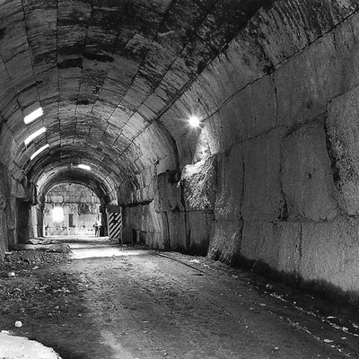 Der ebenerdige Tunnel auf der rechten Seite der Qalaa vor dem Umbau zum Museum.