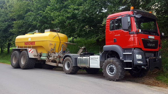 agrotruck.eu/traktor-vs-agro-trac camion trattore Image