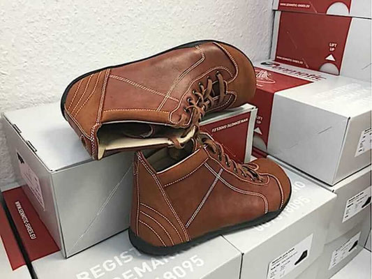 Knöchelhohe braune Leder Sneaker als Barfußschuhe