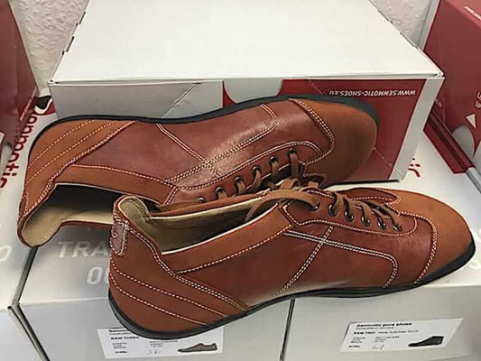 Sneaker Barfußschuhe aus braunem Leder von Senmotic