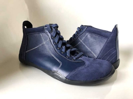 Knöchelhohe blaue Leder Barfuß Sneaker mit weißen Nähten