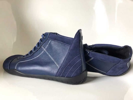 Knöchelhohe Barfußschuhe als Sneaker aus blauen Leder mit weißen nähten