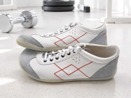 Weiße Barfußschuhe für Fitness und Fitnesscenter