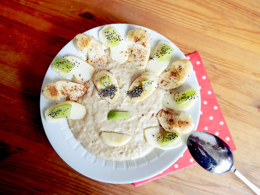 Porridge, Birnen, Kiwis, gesundes Frühstück für Kinder