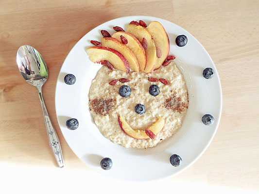 Porridge, Heidelbeeren, Nektarine, gesundes Frühstück für Kinder