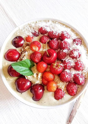 Frühstücksbowl, Vanille, Kirschen, Erdbeeren