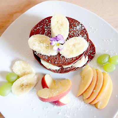 Pancakes, Schoko, Bananen, Äpfel, Weintrauben, Pfirsiche