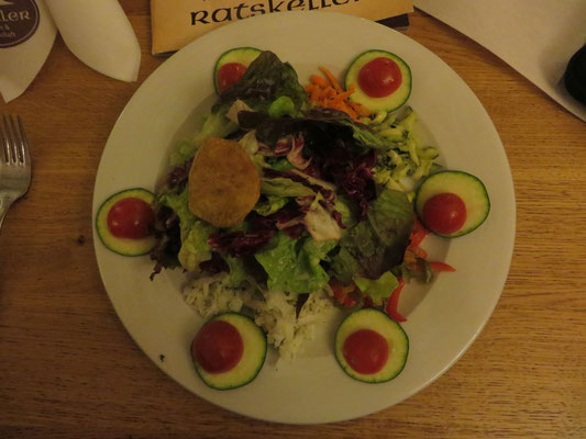 Ratskeller-Salat - mit genügend Vinaigrette, um ausgiebig das Gesicht zu verziehen ...
