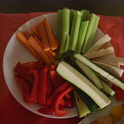 Und weiter geht die Gemüse-Galerie: rote Paprika, orange Möhren, Stangensellerie, Zucchini und nochmals Pastinake