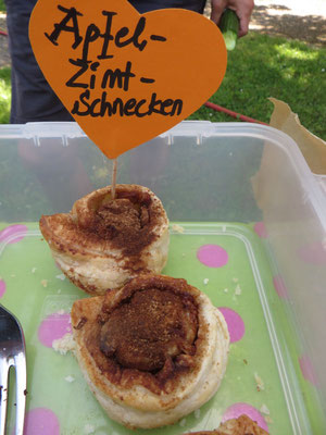 Diese Apfel-Zimt-Schnecken feiern heute ihre Premiere - sie sind übrigens ratzfatz zubereitet und schmecken durch die Äpfel herrlich fruchtig!