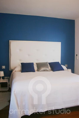 Decoración interior. Dormitorio azul y plata con cabecero hecho a mano en piel blanca. IBIZA