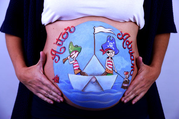 barco de papel pintado sobre barriguita mamá embarazada