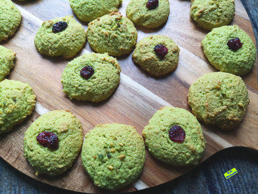 Rezeptvorschau: Grüne Grinch-Plätzchen mit Marzipan mit getrockneten Cranberrys/Cranberries oder Pistazien nach einem Rezept aus Backbuch Dinkel-Weihnachtsplätzchen von K.D. Michaelis