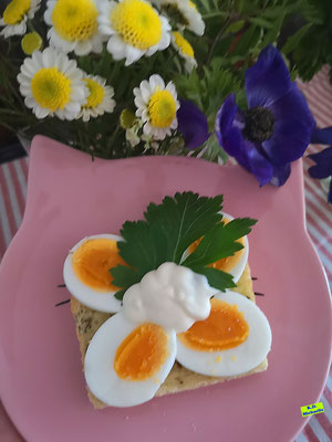 Selbstgebackenes, glutenfreies Bärlauchbrot / glutenfreies Kastenweißbrot mit Bärlauch mit hartgekochtem Ei in Scheiben und Aioli aus eBook/Buch Glutenfreie Lieblings-Backrezepte 2 von K.D. Michaelis