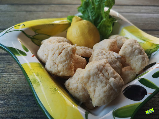 Rezeptvorschau: Selbstgebackene Biscotti al Limone / fluffig-leichte Zitronen-Plätzchen / Zitronen-Kekse in der Keramik-Schale aus Dinkel-Dreams 6 von K.D. Michaelis