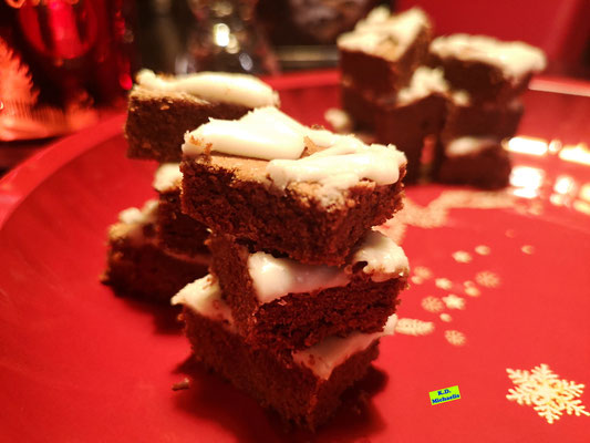 Rezeptvorschau: Selbstgebackene Schokowürfel / Schokoplätzchen / Schokoladenplätzchen mit echter Schokolade mit Whiskey-Glasur nach einem Rezept aus Dinkel-Weihnachtsplätzchen von K.D. Michaelis