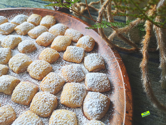 Rezeptvorschau: Selbstgebackene Vanille-Marzipan-Häppchen nach einem Backrezept aus eBook/Buch Dinkel-Weihnachtsplätzchen von K.D. Michaelis