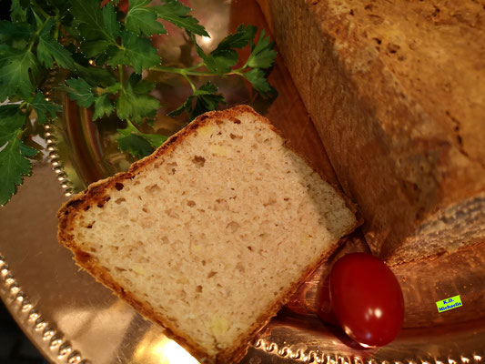 Anschnitt des lecker selbstgebackenen glutenfreien Kartoffelbrotes mit heller Krumme und brauner Kruste aus eBook/Buch Glutenfreie Lieblings-Backrezepte 2 von K.D. Michaelis