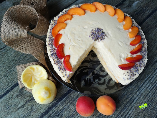 Rezeptvorschau: Selbstgebackene Käsecremetorte mit getrockneten Lavendelblüten und Aprikosen aus Dinkel-Dreams 5 von K.D. Michaelis