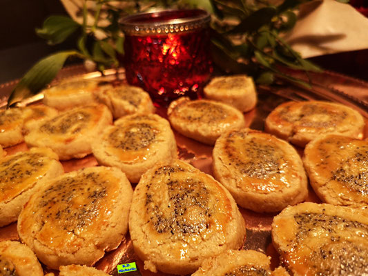 Rezeptvorschau: Selbstgebackene Marzipan-Mohn-Kringel nach einem Backrezept aus eBook/Buch: Dinkel-Weihnachtsplätzchen von K.D. Michaelis