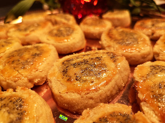 Nahaufnahme eines frisch gebackenen Marzipan-Mohn-Plätzchens nach einem Backrezept aus eBook/Buch: Dinkel-Weihnachtsplätzchen von K.D. Michaelis