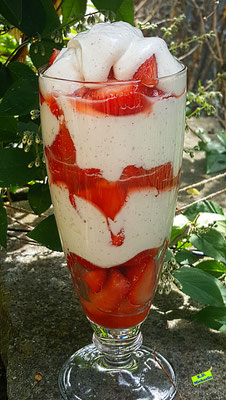 Rezeptvorschau für selbstgemachten Erdbeer-Quark in einem hohen Dessertglas nach einem Rezept aus eBook/Buch: Süße Verführung 1 von K.D. Michaelis