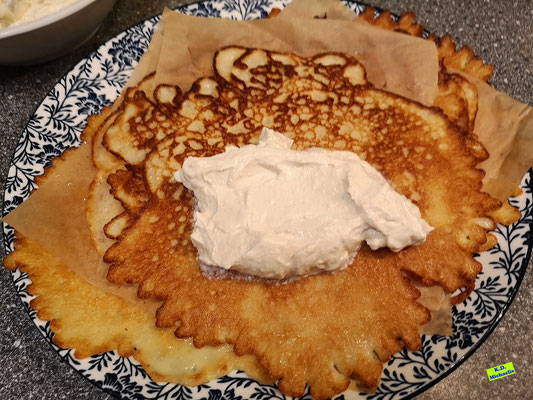 Selbstgemachte glutenfreie dünne Pfannkuchen / Crepes für Ricotta-Frischkäse-Pfannkuchen mit Cremefüllung. Rezept Dinkel-Dreams 7 von K.D. Michaelis
