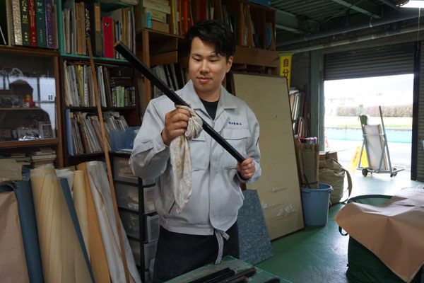 大刀洗　襖の張り替え作業風景 徳田畳襖店