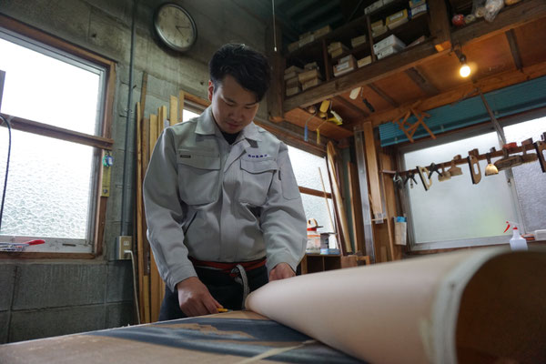 筑前町 襖の張り替え作業風景 徳田畳襖店